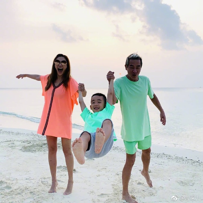 应采儿爸爸儿童节晒两个外孙萌照，jasper和弟弟一起坐围栏里玩