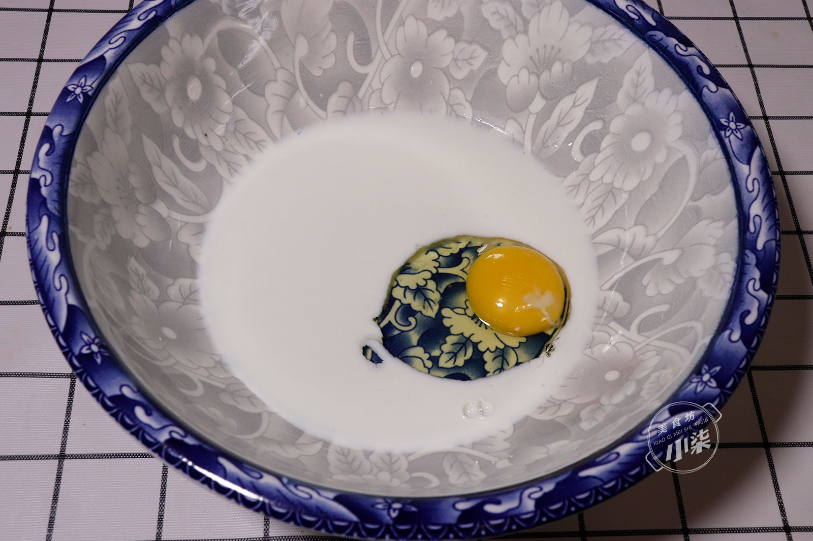 玉米麵最好吃做法，加一袋牛奶，筷子一攪，柔軟香甜，給肉都不換