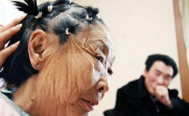 当年25岁小伙不顾父母反对，坚决娶60岁老太，如