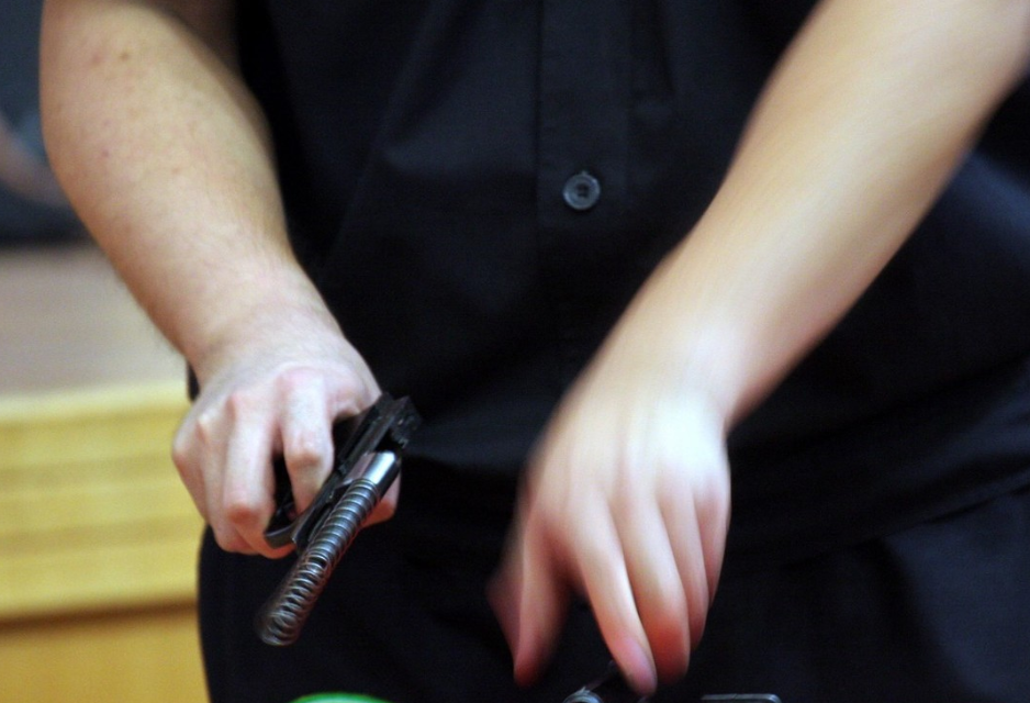 解析2017年湖南枪击案：民警为泄私愤杀害两人，开枪自杀未果被枪决