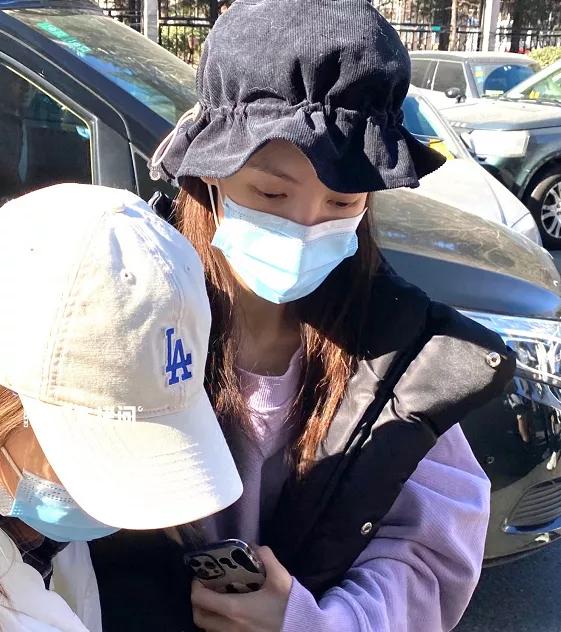 Spring late couplet platoon: Qin Hailu takes vacuum cup, yang Mi publicizes the film with guaze mask, ni Ni wears cape to become short