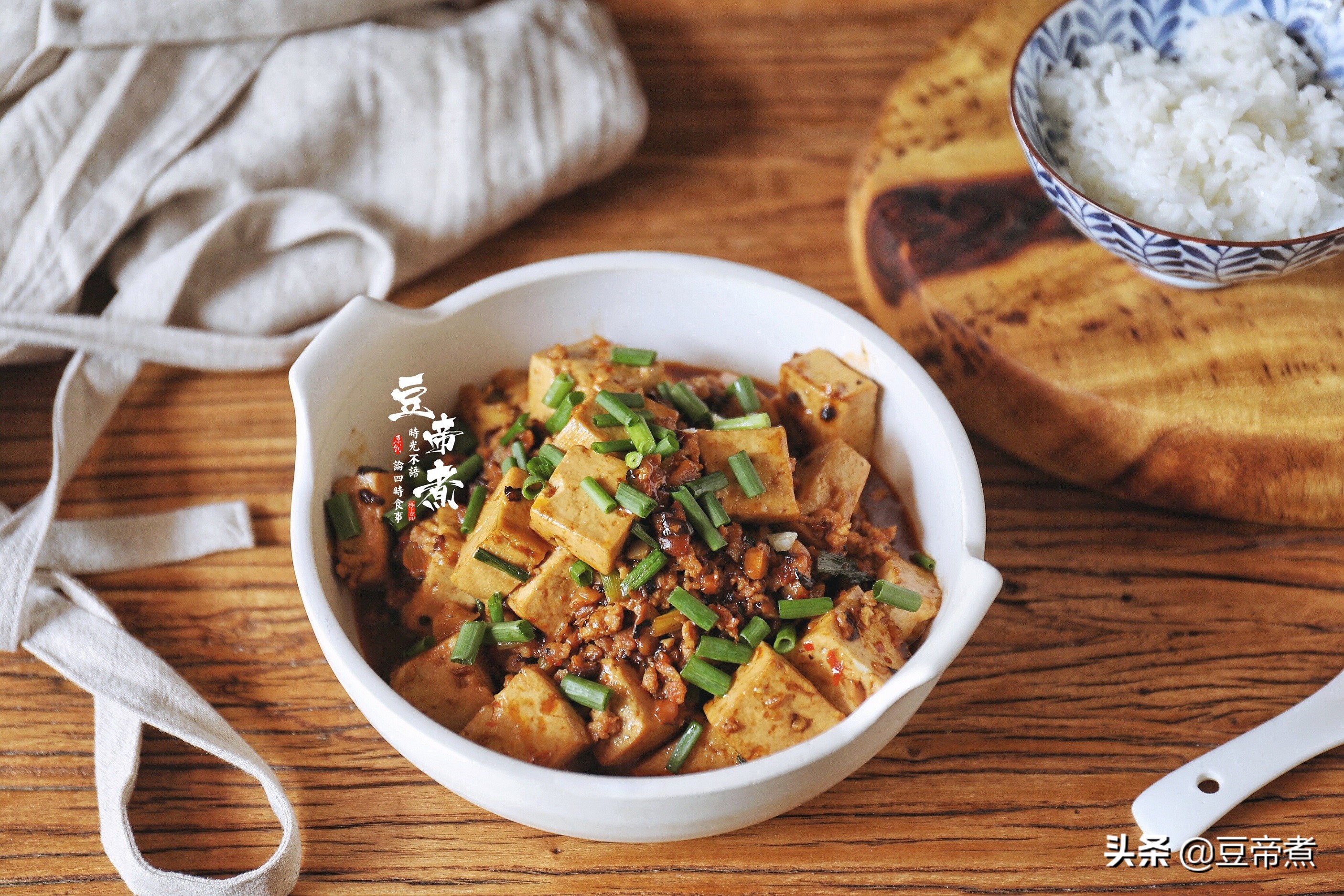 豆腐这样做，一匙就能下碗饭，味道香口感好，就算连吃三天也不腻
