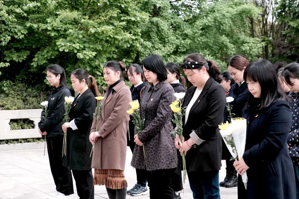 天府新区华阳幼儿园及第十二幼儿园清明节祭扫革命烈士陵园活动