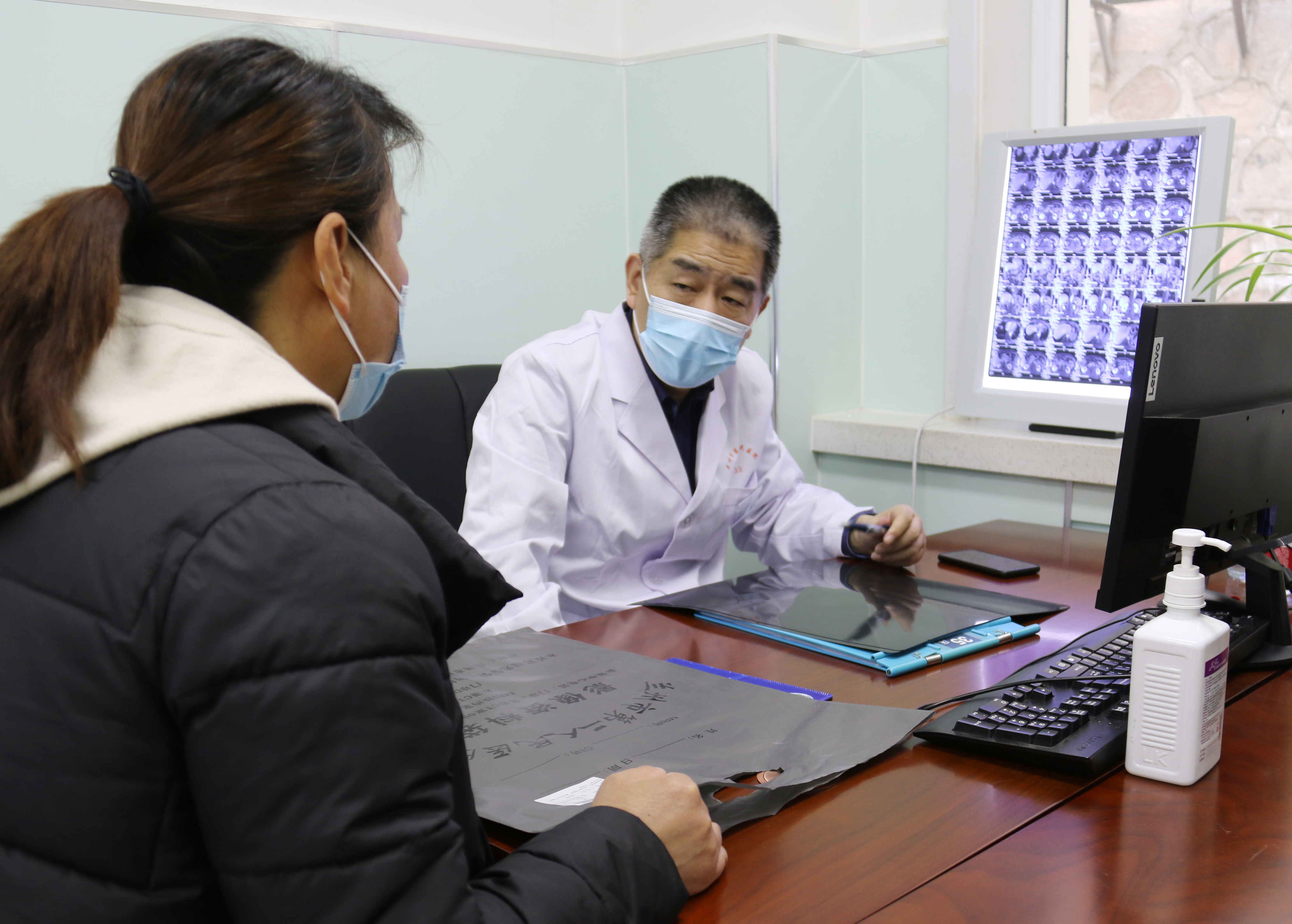 兰州市肝胆胰外科专家人才工作站首席专家张怡杰在市二院特需门诊开诊