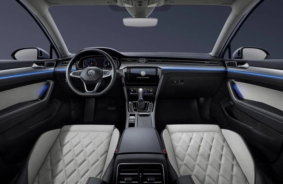 德日系中型车比拼，20万买天籁还是迈腾？