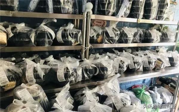 90后美女卖凉皮，配料独特，两月开上宝马，3年
