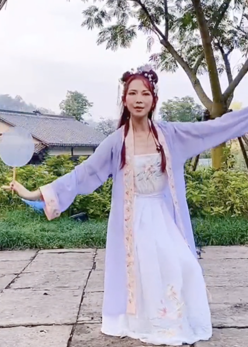 蔡少芬中秋晒全家福，穿古装跳舞鱼尾纹抢镜，服装被吐槽像丫鬟