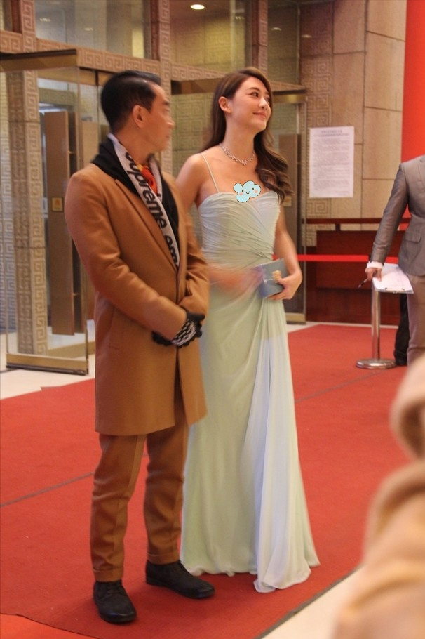 应采儿和陈小春感情真好，参加活动都牵着手，年龄差完全不是问题