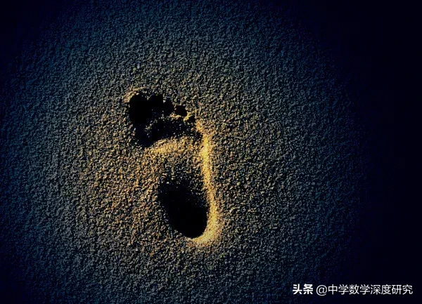 平坦的路好走，但泥泞的路上才留下脚印