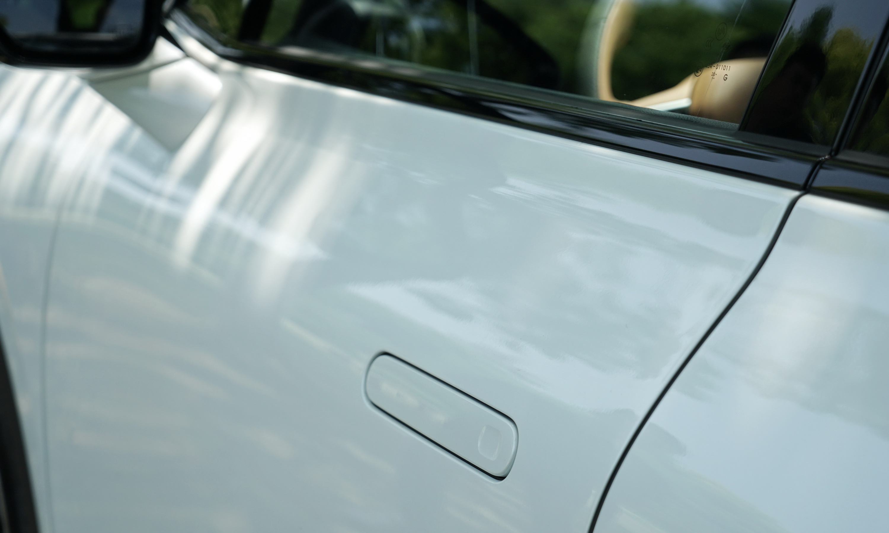 隐藏式车门把手车门并未使用全包设计从styling来看,威马w6也算是紧跟