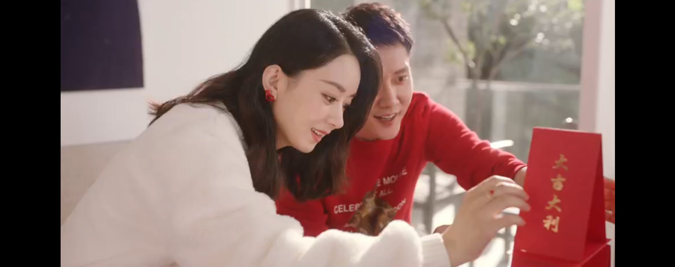 冯绍峰赵丽颖晚上散步，恩爱甜蜜，网友：狗粮