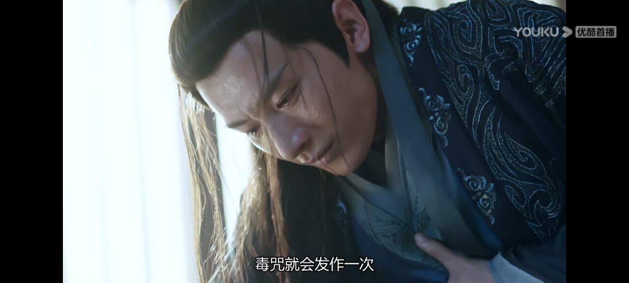 《琉璃》司凤前九世吐的血，只为染红璇玑第十世那一身白衣。
