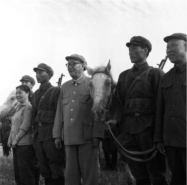 上将乌兰夫：单刀赴会救内蒙，一人瓦解一个“