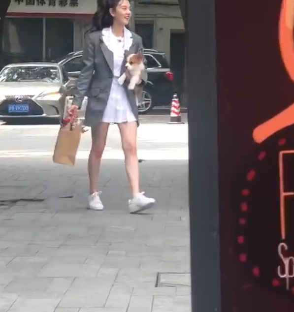 宋祖儿黄渤综艺路透照被疯传，看清她的鞋子，这是对前辈最大尊重