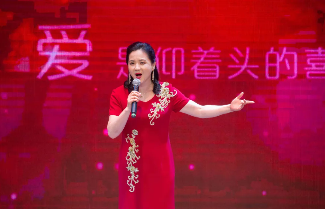 艺术家陶慧敏与温肯学子同台献艺,献礼建党百年,歌唱红十字