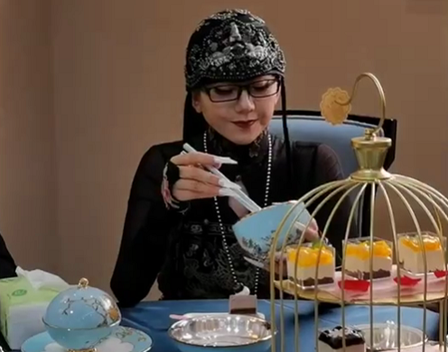 杨丽萍陪客拿空碗做样被批做作，20年不吃饭的她