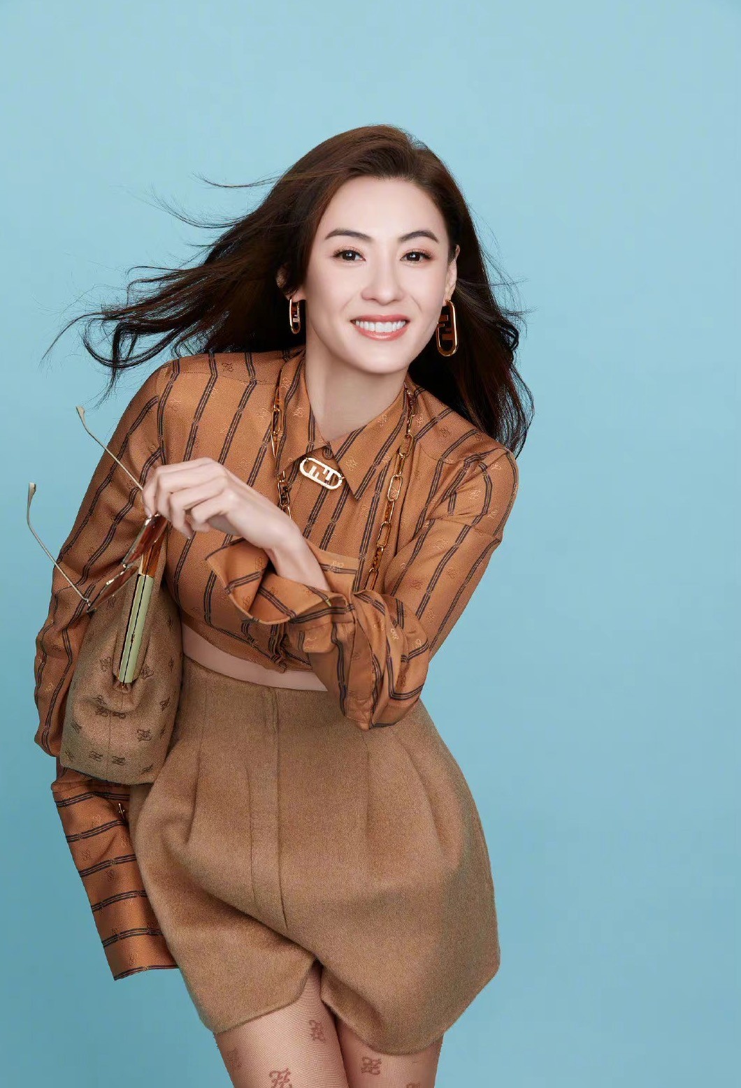 张柏芝丝袜短裤拍写真，生仨娃身材仍火辣，曾说谈新恋情不会公开