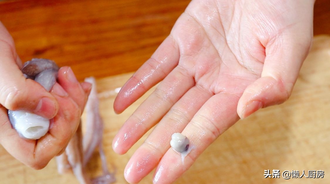 這是爆炒八爪魚的做法，水沸焯水就錯了，教你一招，吃起來不老