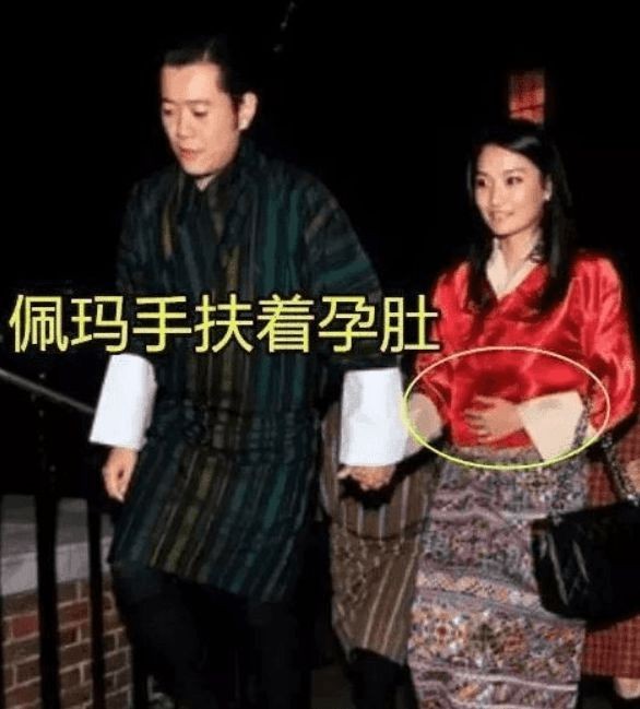 29岁不丹王后怀二胎后地位倍增，国王全程搀扶，太王太后帮看孩子