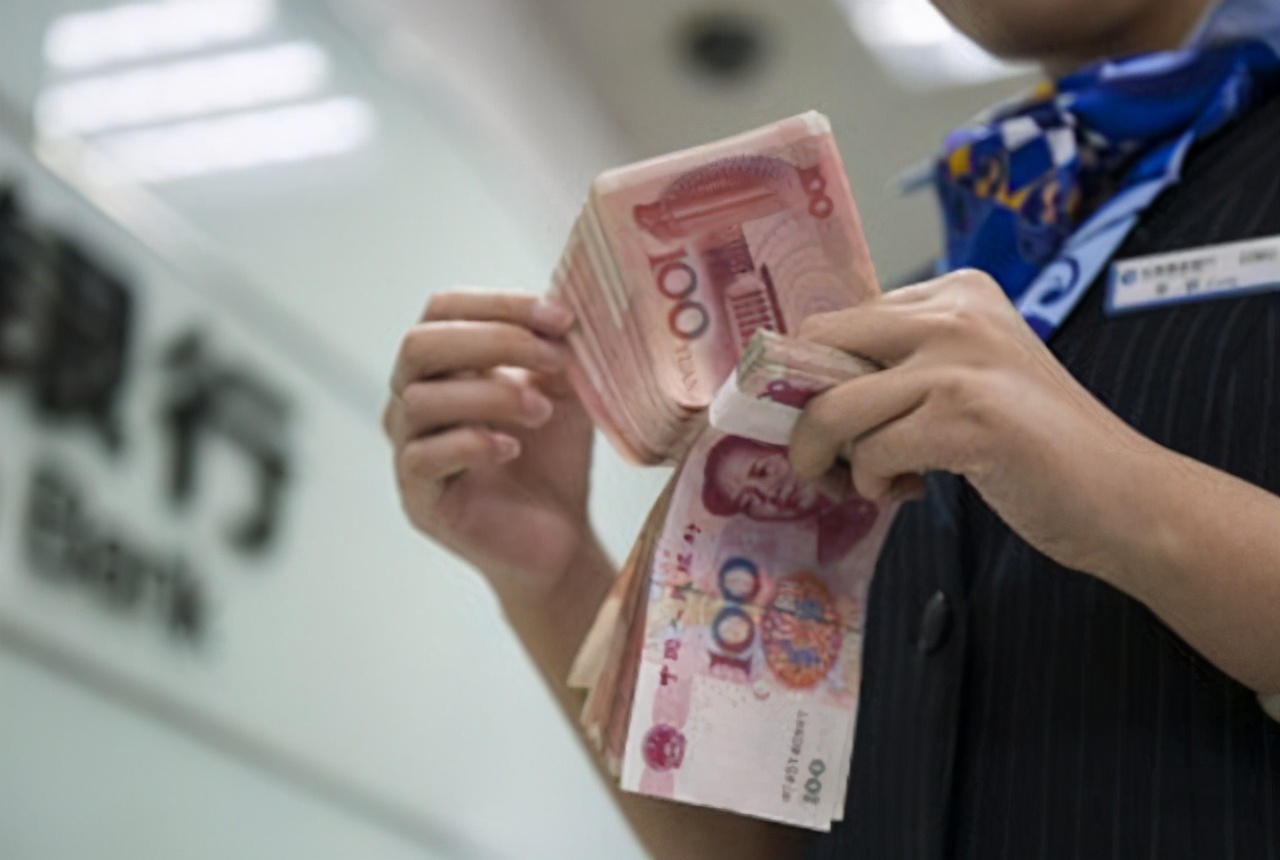 去銀行取款前，儲戶要了解清楚？取錢有上限，當心跑了空取不出來