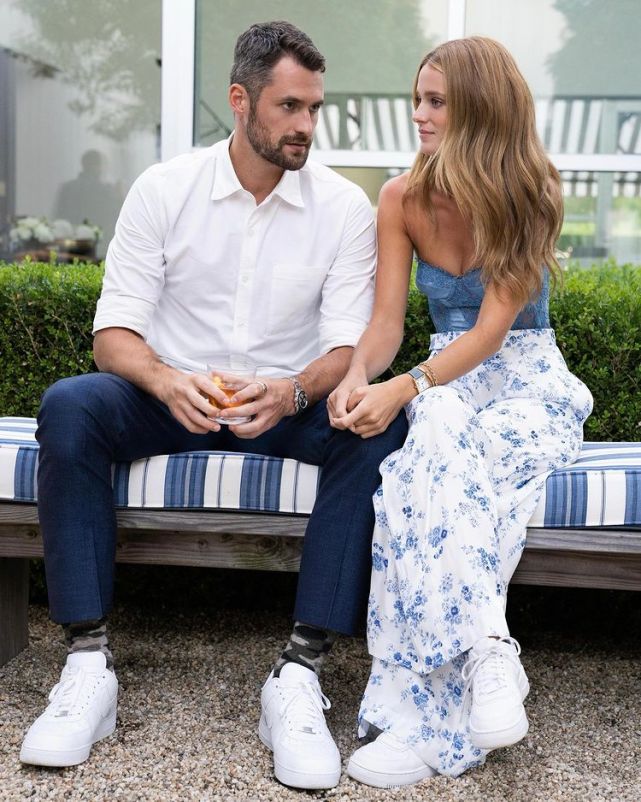 Life wins the home! Happy blessing announces formally to be engaged with model cummer, zhanmusi sends a blessing: Congratulation brother