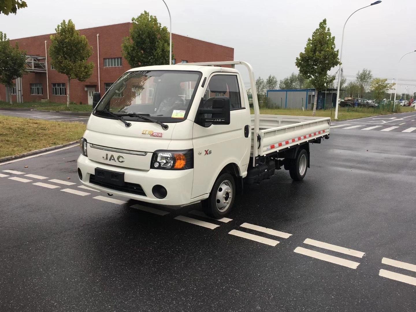 江淮恺达轿卡轿车化配置坐人舒适拉货便捷