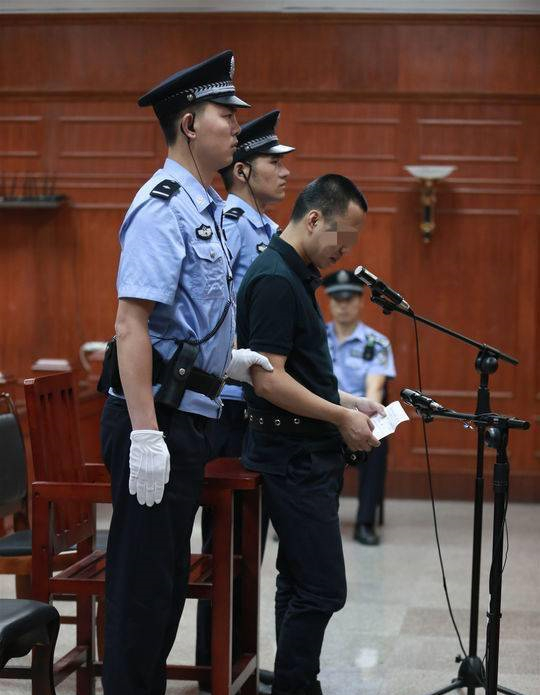 畜生！自贡男子付白莲弑母骗保，只因母亲不给自己带孩子