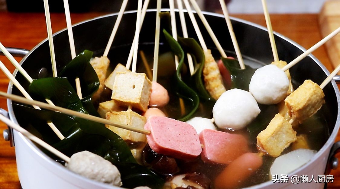 萝卜不直接吃，切成块下锅熬汤，配上火锅丸子，在家做懒人关东煮