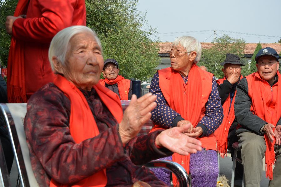 一大群老头老太太疯狂，笑疯了一群老寿星——你瞧捂着肚子咧嘴笑