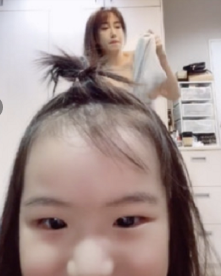 熊孩子？女星换衣过程被女儿全程拍下！传上网