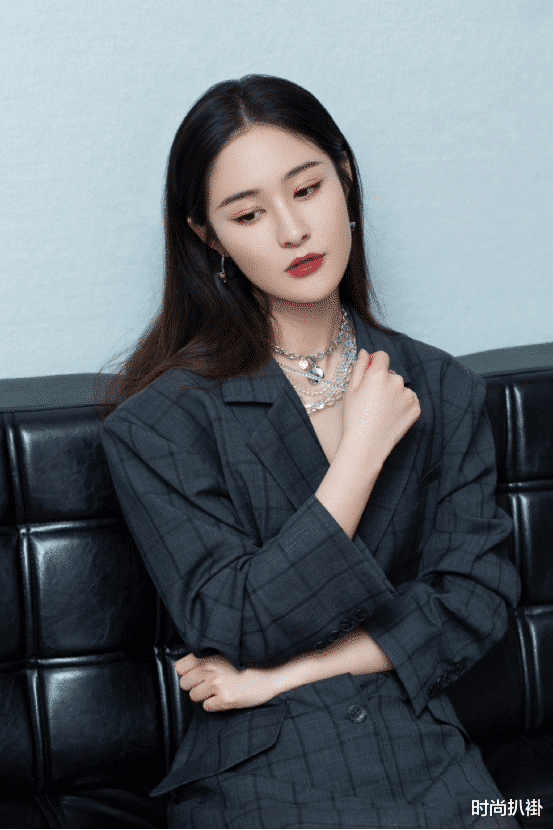 梁田职场裙装新时尚太攻了！轻松玩转简洁颜色