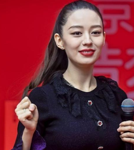 吉娜高調曬兒子百天照，一家7口同框笑容滿面，吉娜父母罕見出鏡