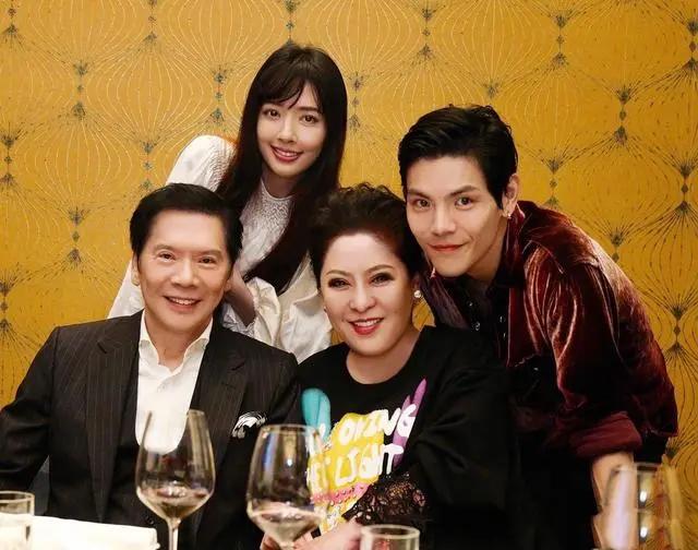 郭碧婷到底是怀没怀？向佐发文称欢迎新成员，向太也回应了