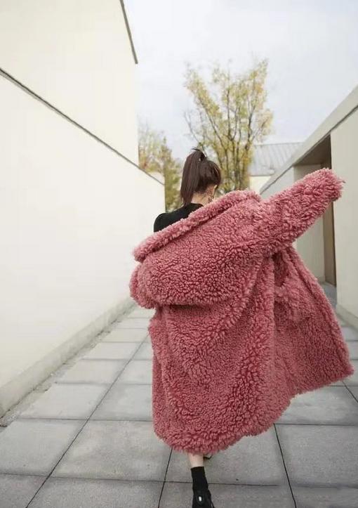 李小璐真潮！穿粉色羊羔毛外套配包臀裙，“外