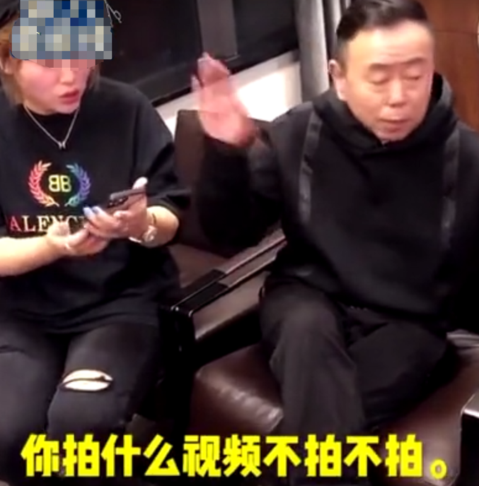 潘长江拒与网红拍视频，磨皮过度脸型严重变形，被美颜吓坏秒变脸