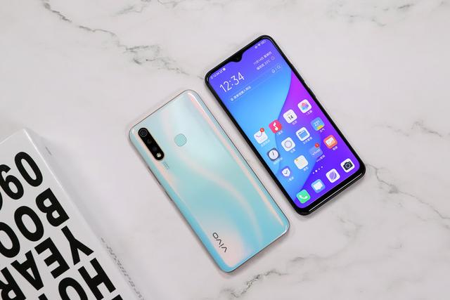 vivo1000元新手机发布：5000mAh大充电电池 8GB 128GB，好香