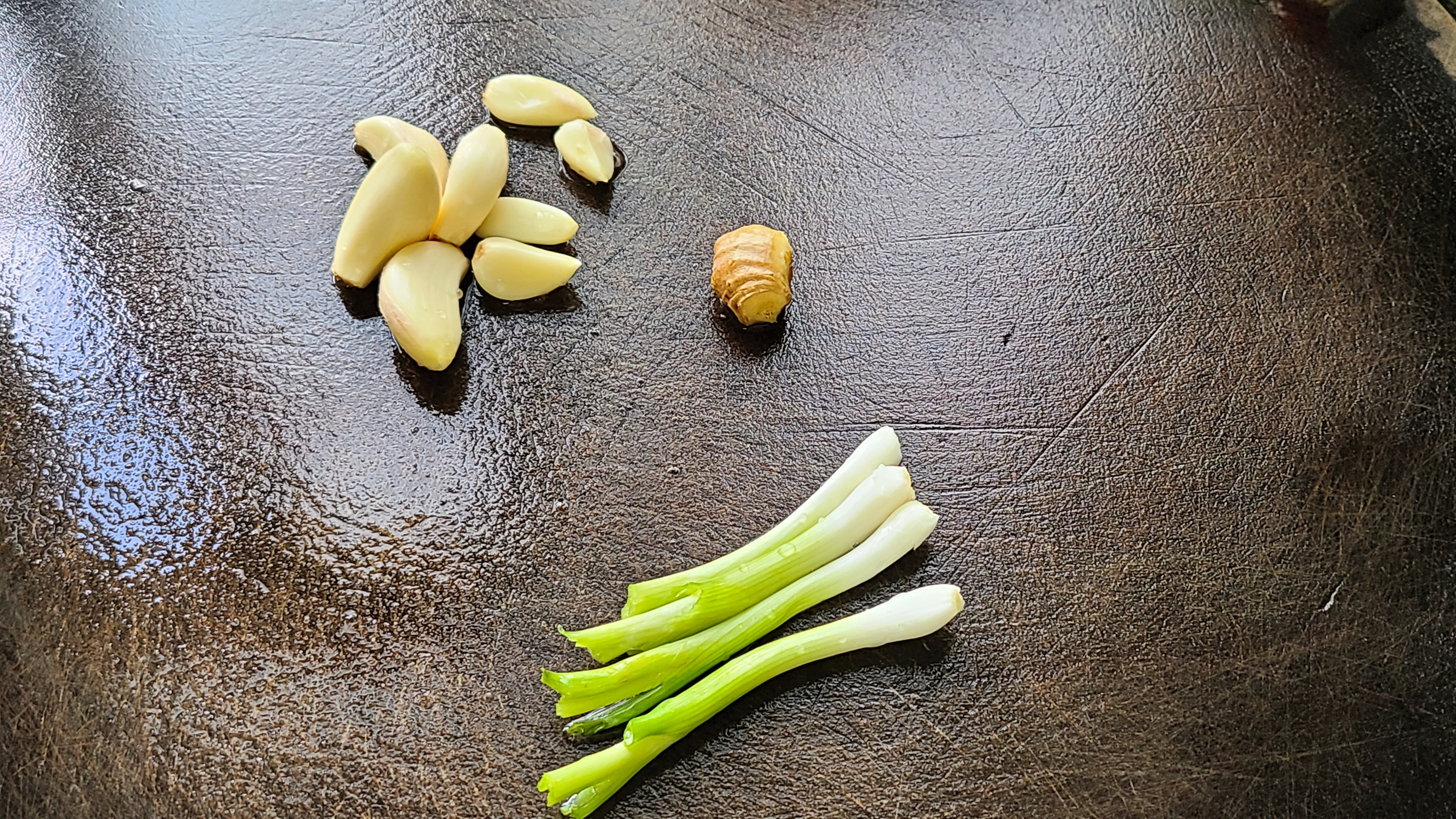 鸡肉这种做法很少见，做出来的鸡肉香味浓味道好，下酒下饭都很棒