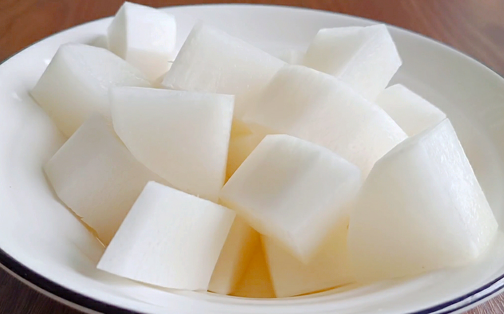 When the weather turns cold, eat more fish, not deep-fried or boiled, the method is simple and warms the stomach, the family is rushing to eat