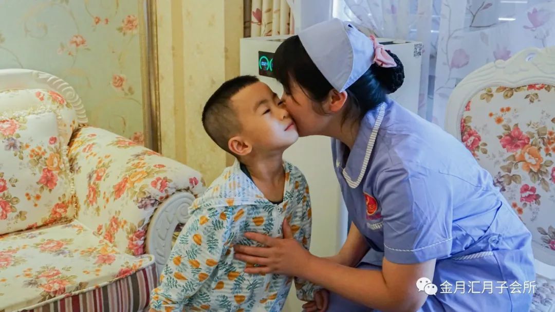 欢迎五年前金月汇单卵三胞胎宝宝回家