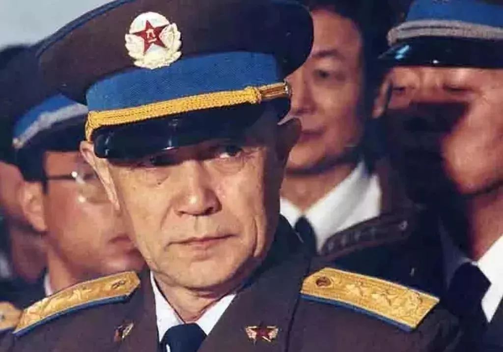 中国传奇混血中将，喝翻17名苏军代表，70岁飞“眼镜蛇”机动