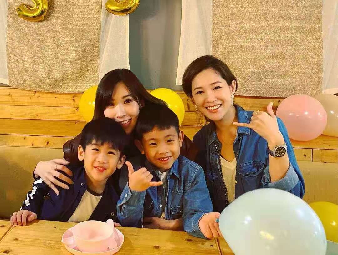 林志穎老婆與友人聚餐，5歲雙胞胎兒子個子高，比Kimi還帥