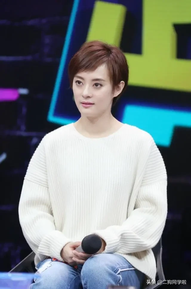 原以为孙俪只适合短发，看到她长发造型时，邓