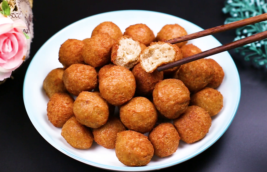 炸豬肉丸子時，謹記“2不放、加3樣”丸子外焦里嫩，放涼也不硬