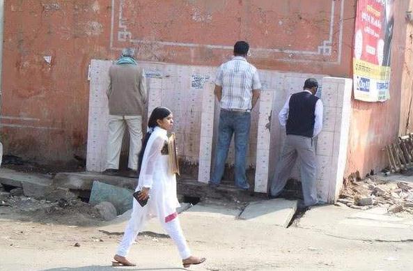 印度都是露天厕所，那印度女性如何保护隐私？看完让人心疼！