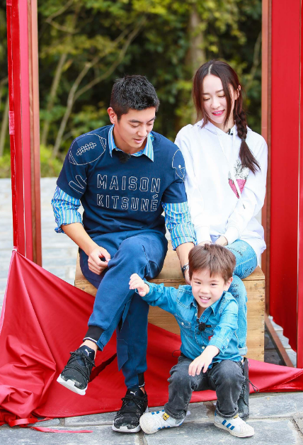 还记得杜江儿子嗯哼吗，和妈妈走机场被偶遇，8岁变化大到认不出