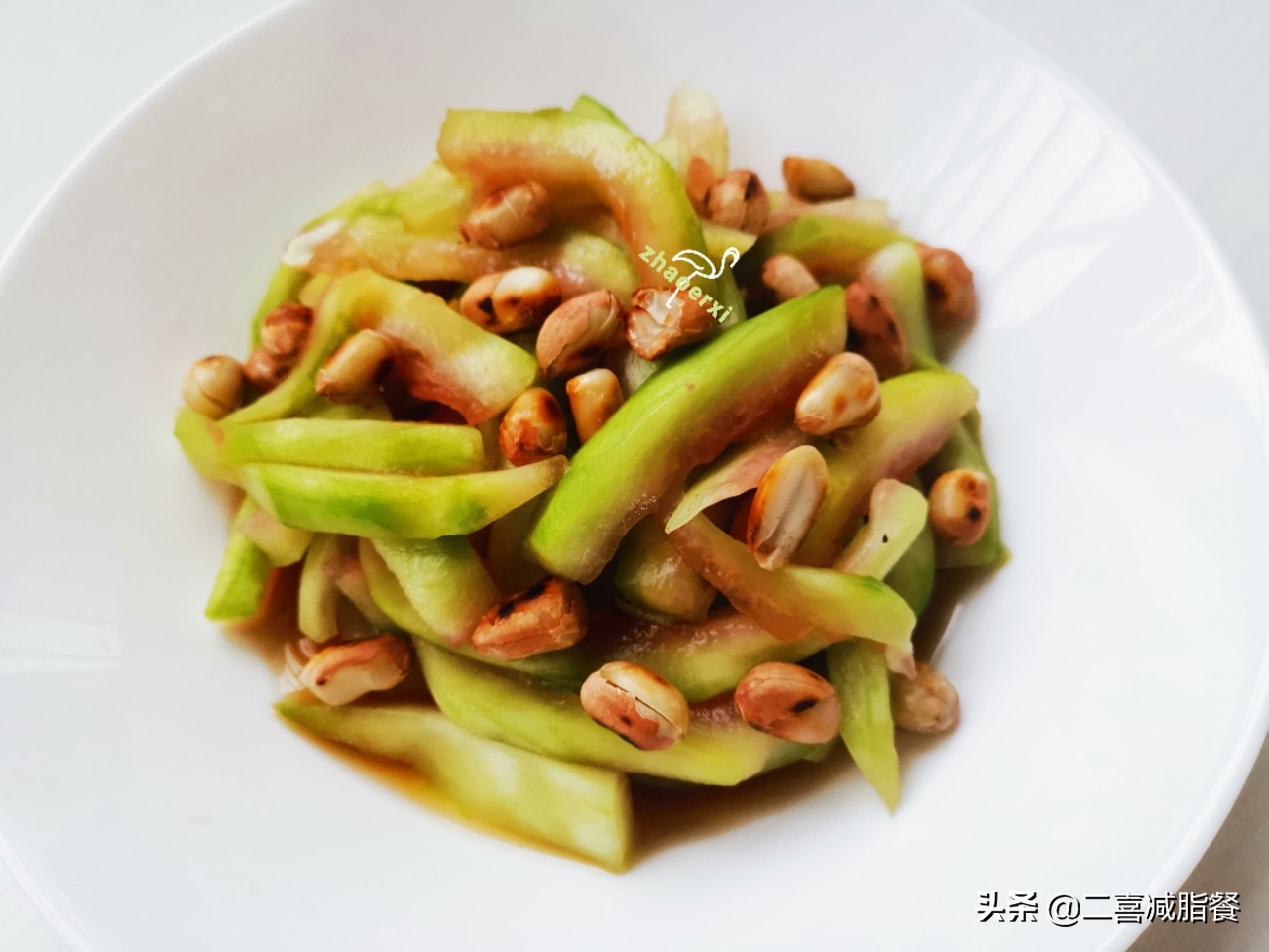 减肥期间西瓜能不能吃？西瓜皮不要扔掉，做低热量的减脂食谱吧