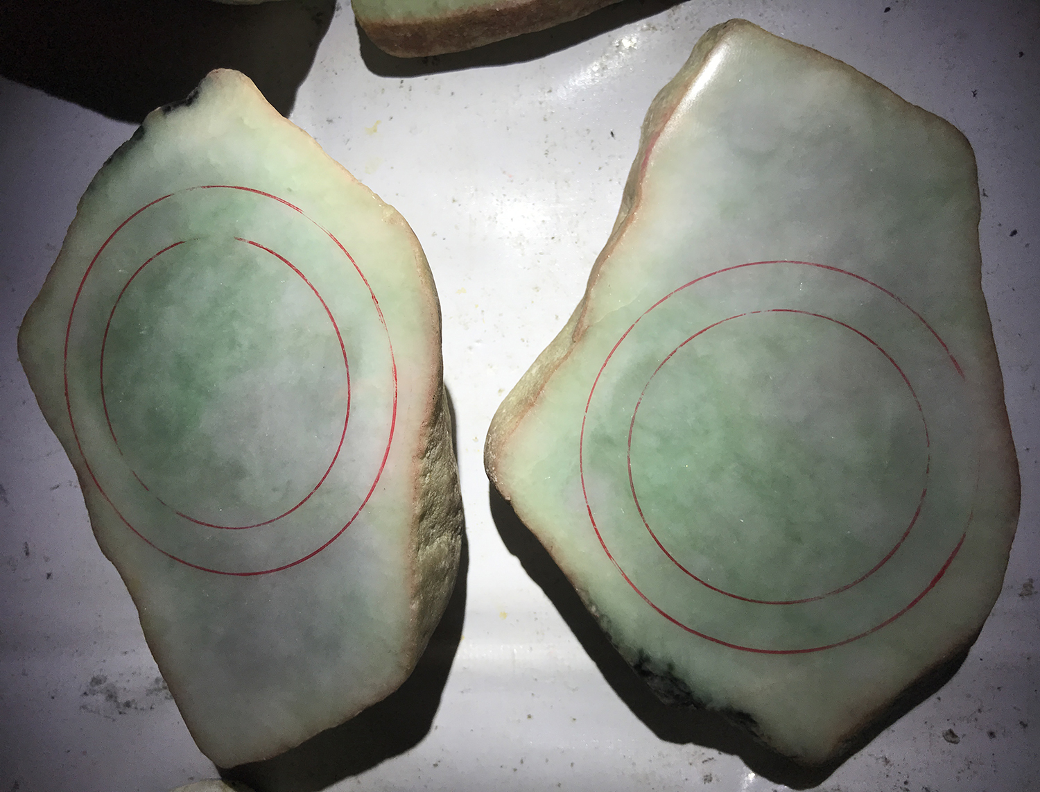 小伙云南旅游淘到一块翡翠原石切开后令人惊叹不已