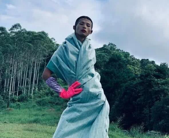广西农村超模陆仙人(卢宪仁)奇装异服走红，多彩的时装秀引人关注