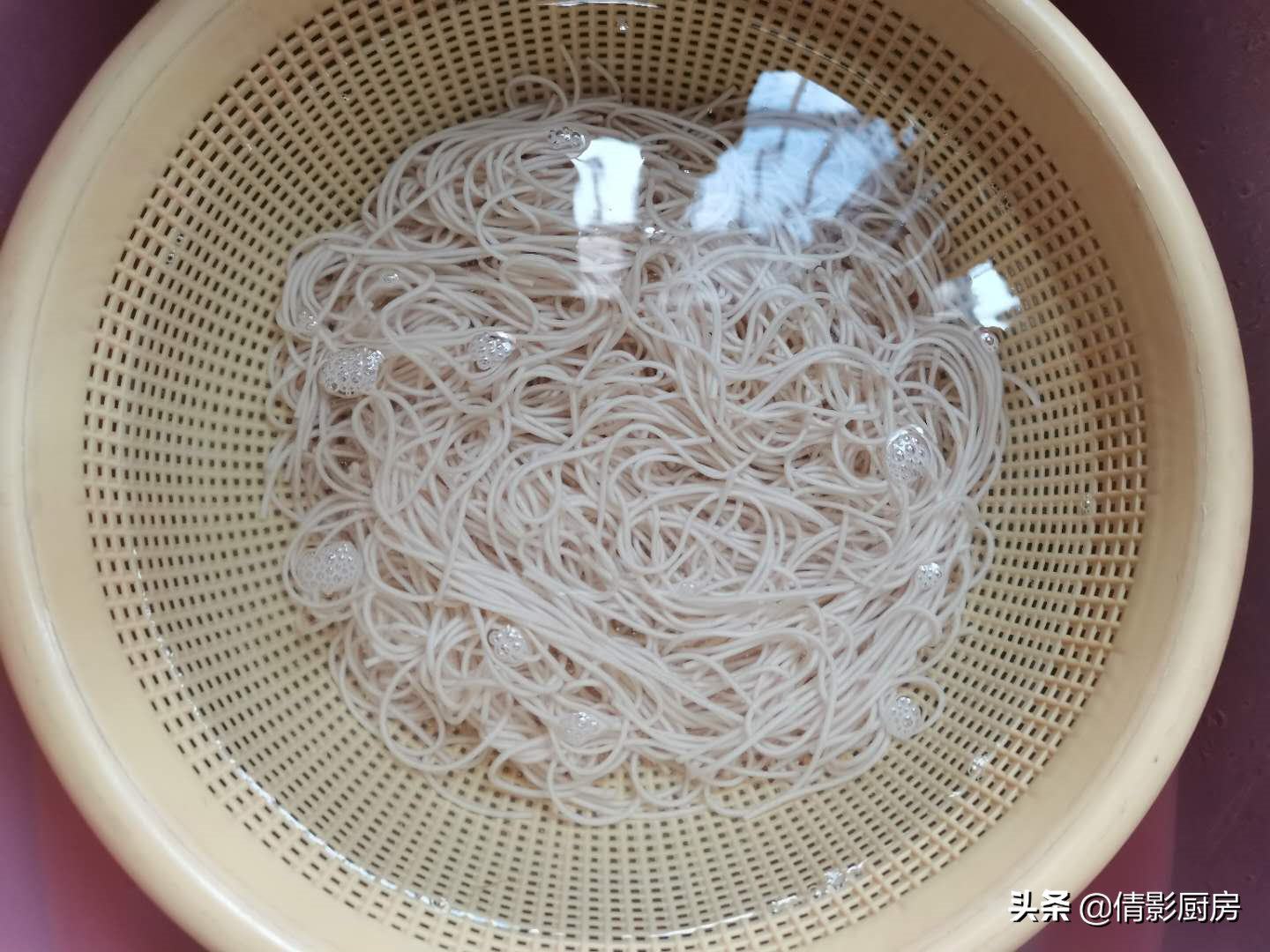 When using dried noodles to make fried noodles, master these 2 tricks. The fried noodles are not only strong but also non-sticky.