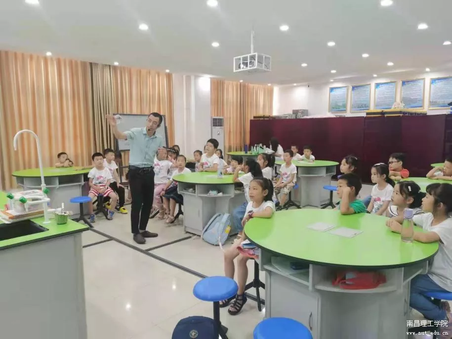 南昌理工学院大力开展夏令营项目式创新教学托管班